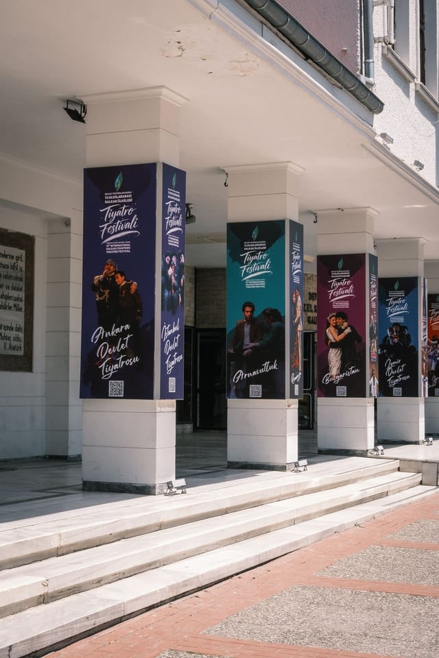 Banners verticales impresos montados en estructura