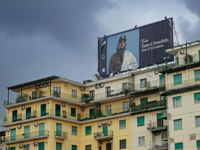 Lona impresa de gran formato montada en la fachada de un edificio