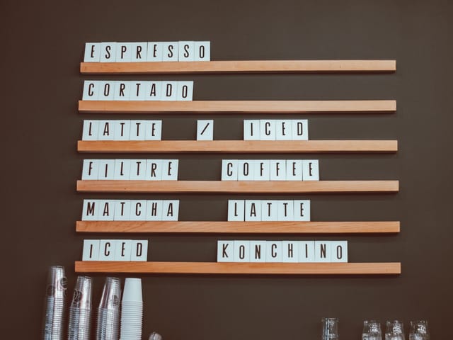 Menú de mostrador con letras intercambiables