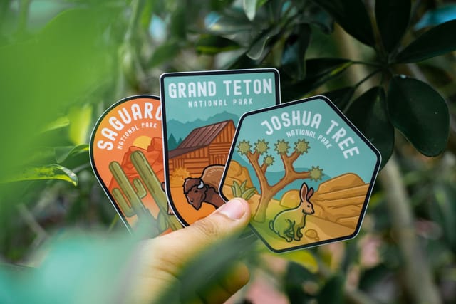 Stickers troquelados con corte de contorno sostenidos en la mano