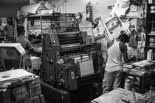 Interior de un taller de impresión con la prensa en operación
